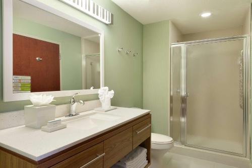 y baño con lavabo y ducha. en Home2 Suites by Hilton Florida City, en Florida City