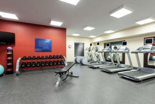 a gym with treadmills and elliptical machines at Hampton Inn & Suites Marshalltown in Marshalltown