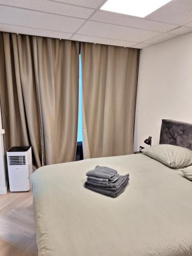 a bedroom with a bed with towels on it at Perfect studio 14H center Rotterdam in Rotterdam