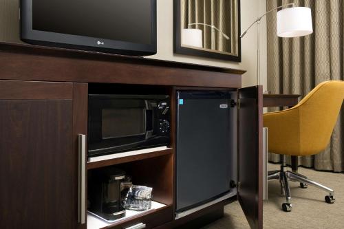 Un televizor și/sau centru de divertisment la Hampton Inn Kansas City The Legends