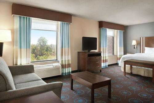 GraftonにあるHampton Inn & Suites Graftonのベッドとテレビが備わるホテルルームです。