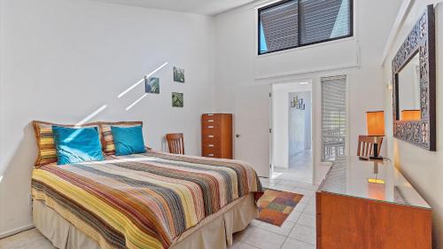 - une chambre avec un lit, une commode et une fenêtre dans l'établissement Sandy Cove Oasis, à Siesta Key