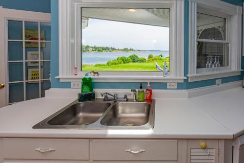 una cucina con lavandino e finestra di Blue Flower a Prospect Harbor