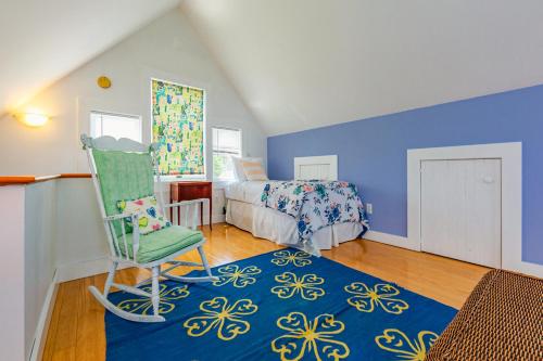 una camera con letto e sedia verde di Blue Flower a Prospect Harbor