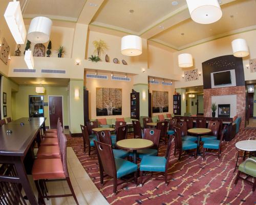 un comedor con mesas, sillas y mesa en Hampton Inn and Suites Woodstock, Virginia, en Woodstock