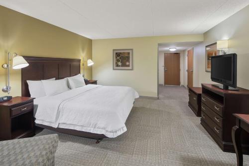 a hotel room with a bed and a flat screen tv at Hampton Inn Fairhope-Mobile Bay, AL in Fairhope