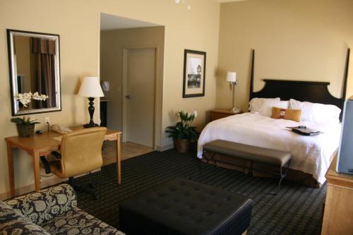 Hampton Inn & Suites Mobile Providence Park/Airport في موبايل: غرفة الفندق بسرير كبير ومكتب