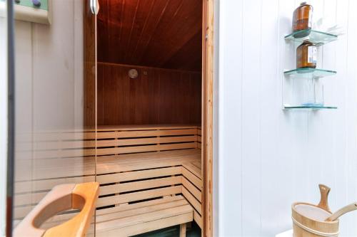 eine Holzsauna mit Stuhl in einem Zimmer in der Unterkunft Kurhaus Dr. Petershofer in Wolfsegg am Hausruck