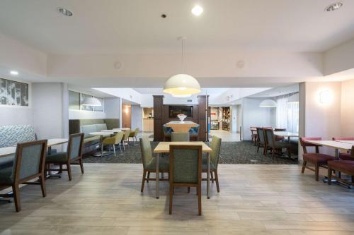 uma sala de jantar com mesas e cadeiras num restaurante em Hampton Inn & Suites Modesto - Salida em Modesto