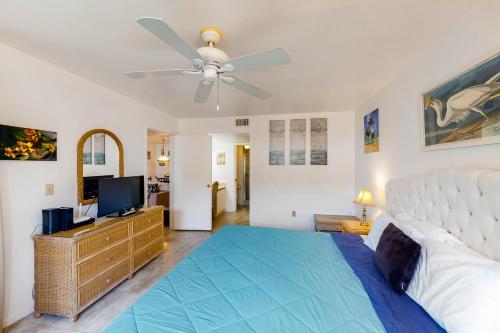 um quarto com uma cama e uma ventoinha de tecto em Shorewalk 103 em Bradenton