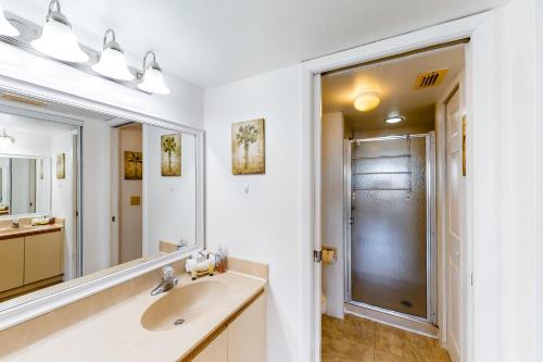 uma casa de banho com um lavatório e um espelho em Shorewalk 103 em Bradenton