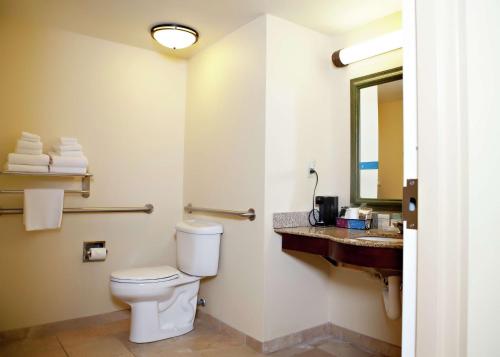 Ένα μπάνιο στο Hampton Inn Martin