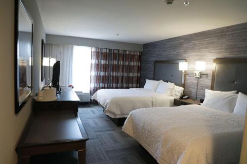 Katil atau katil-katil dalam bilik di Hampton Inn Muskogee