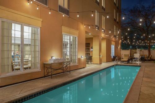 Kolam renang di atau dekat dengan Hampton Inn New Orleans/St.Charles Ave