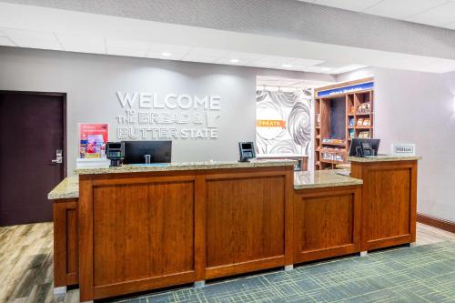 a lobby with a welcome to the recovery office at Hampton Inn & Suites Minneapolis St. Paul Airport - Mall of America in Bloomington