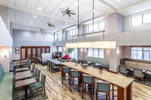Hampton Inn & Suites Minneapolis St. Paul Airport - Mall of America Image