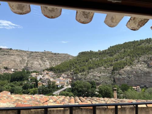 - un balcon offrant une vue sur une ville située sur une montagne dans l'établissement El Nido del Júcar, à Alcalá del Júcar