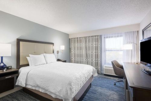 Μια τηλεόραση ή/και κέντρο ψυχαγωγίας στο Hampton Inn Mount Airy