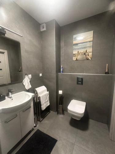 Phòng tắm tại Blue and Cozy Apartment - Baltea Apartments