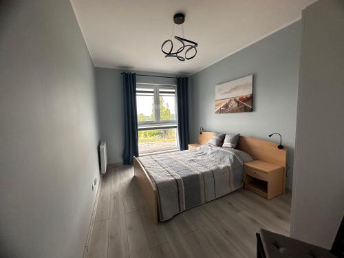 una camera con letto e finestra di Blue and Cozy Apartment - Baltea Apartments a Danzica
