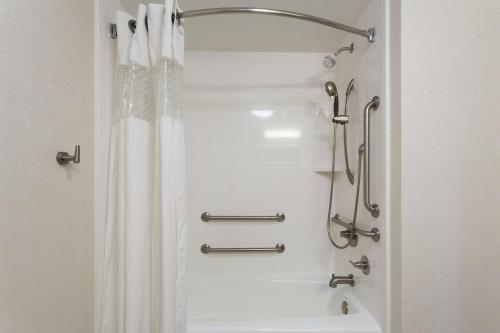um chuveiro com uma cortina de chuveiro branca na casa de banho em Hampton Inn Harbourgate em Myrtle Beach