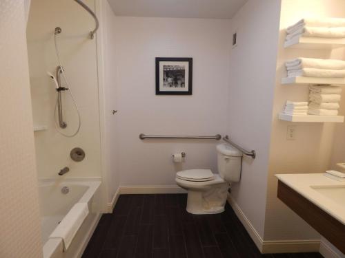 Hampton Inn Heathにあるバスルーム