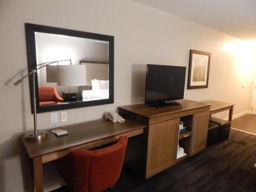 Hampton Inn Heathにあるテレビまたはエンターテインメントセンター