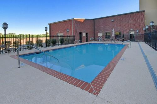 a large swimming pool in front of a building at Hampton Inn and Suites New Iberia in New Iberia