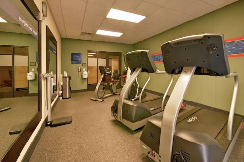 Das Fitnesscenter und/oder die Fitnesseinrichtungen in der Unterkunft Hampton Inn and Suites New Iberia
