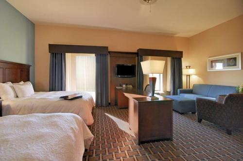 Ein Bett oder Betten in einem Zimmer der Unterkunft Hampton Inn and Suites New Iberia