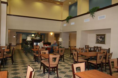 Hampton Inn & Suites Natchezにあるレストランまたは飲食店