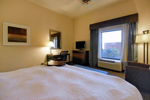 Ein Bett oder Betten in einem Zimmer der Unterkunft Hampton Inn and Suites New Iberia