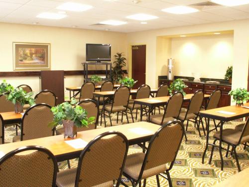 Hampton Inn & Suites Natchezにあるテレビまたはエンターテインメントセンター
