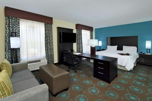Una cama o camas en una habitación de Hampton Inn Beeville