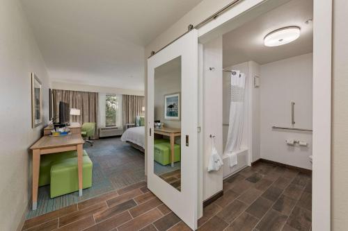 ein Hotelzimmer mit einem Bett und einer Schiebetür in der Unterkunft Hampton Inn Niceville-Elgin Air Force Base in Niceville