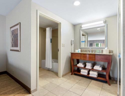 uma casa de banho com um lavatório e um espelho em Hampton Inn & Suites North Conway em North Conway