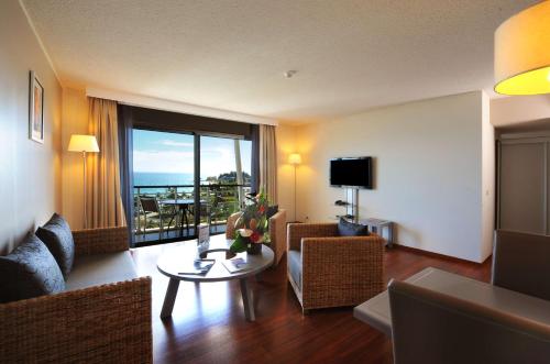 uma sala de estar com um sofá e uma mesa em Hilton Noumea La Promenade Residences em Noumea