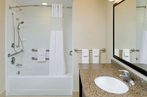 Koupelna v ubytování Hampton Inn & Suites Ocean City Bayfront-Convention Center