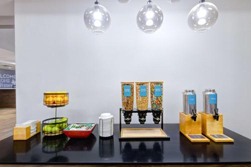 纳科多奇斯纳科多奇斯汉普顿酒店的桌子上摆放着各种物品，并配有灯光