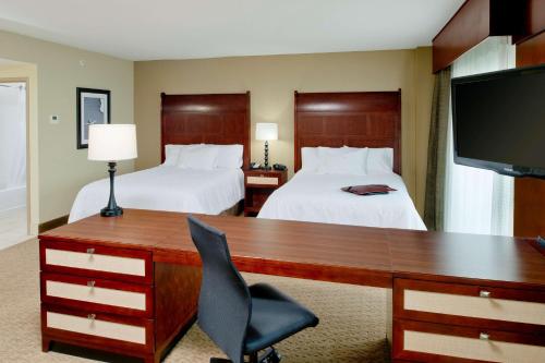 Postel nebo postele na pokoji v ubytování Hampton Inn & Suites Ocean City Bayfront-Convention Center