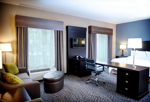 Habitación de hotel con escritorio y cama en Hampton Inn Crystal River, en Crystal River