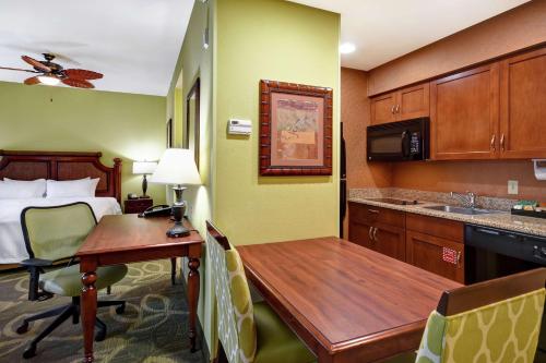 Una cocina o cocineta en Homewood Suites by Hilton Ocala at Heath Brook