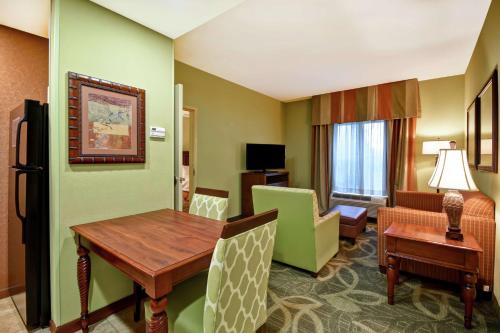 Una televisión o centro de entretenimiento en Homewood Suites by Hilton Ocala at Heath Brook