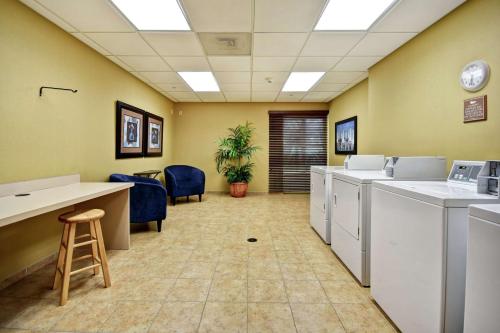 Una cocina o cocineta en Homewood Suites by Hilton Ocala at Heath Brook