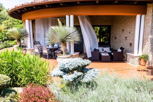 een huis met een patio met meubilair en planten bij Villa Irina in Paloznak