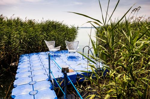 een blauwe tafel met twee stoelen en het water bij Villa Irina in Paloznak