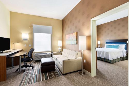 Habitación de hotel con cama y escritorio en Home2 Suites By Hilton Omaha West, en Omaha