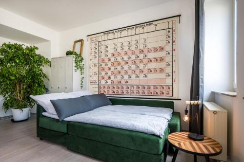 eine grüne Couch in einem Wohnzimmer mit einer Wand mit Musikern in der Unterkunft Altstadtjuwel mit Loft Charme - Netflix in Koblenz