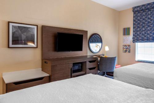 Postel nebo postele na pokoji v ubytování Hampton Inn Norco/Corona