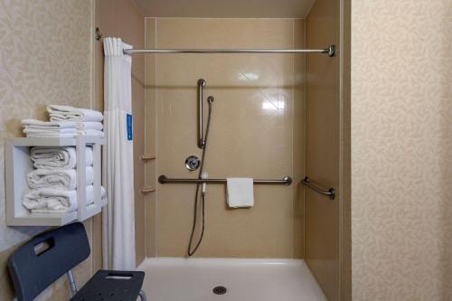 Hampton Inn Norco/Corona في نوركو: دش في حمام الفندق مع حوض استحمام